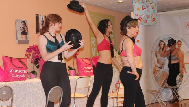 Voluntarias de la asociación aragonesa Amac-Gema durante un desfile de ropa adaptada en Zaragoza.