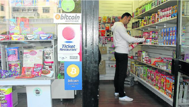 Unos 50 establecimientos de la madrileña calle de Serrano aceptan el pago en bitcoins.