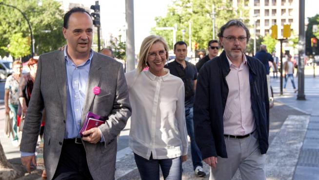 La líder de UPyD, Rosa Díez, junto a los candidatos a la presidencia, José Luis Lajara, y a la alcaldía de Zaragoza, Jesús López, de paseo ciudadano por las calles de Zaragoza.