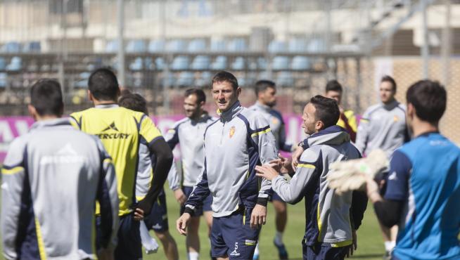 Los jugadores del Real Zaragoza, durante el entrenamiento de este miécoles