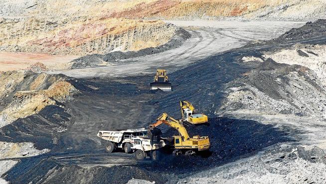 La máquinas extraen carbón en la mina de Samca en Ariño.