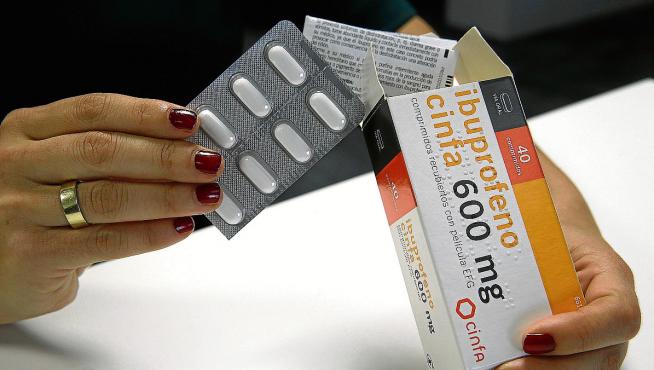 Los expertos aconsejan no abusar del ibuprofeno y tomar solo las dosis necesarias.