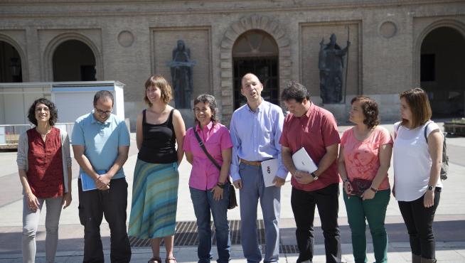 Zaragoza en Común y CHA negocian en plena plaza del Pilar la investidura de Santisteve