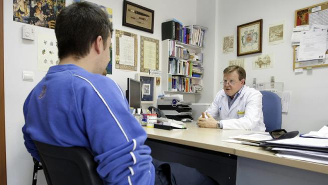 Un médico pasando consulta en el Centro de Salud de La Milagrosa