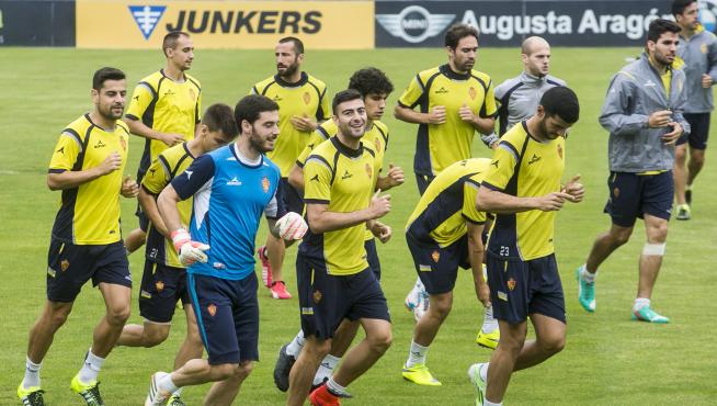 Los jugadores del Real Zaragoza, durante el entrenamiento de ayer