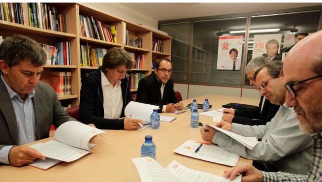 PSOE y C's se vieron este martes a las 17.00 horas en la sede socialista (arriba). Los populares se entrevistaron con Jesús de Lózar a las 18.30 horas.