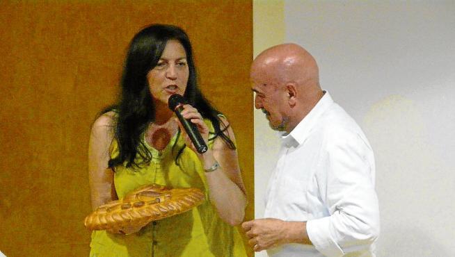Amparo Llamazares entrega un pan con el logo de Slow Food a Alberto Báguena.