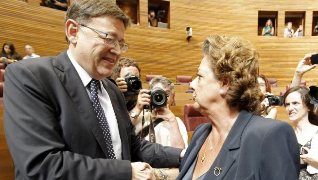 Ximo Puig recibe la felicitación de la presidenta del grupo popular Rita Barberá tras su elección en el pleno de investidura.