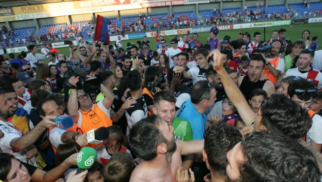 Alegría desatada en El Alcoraz tras el ascenso del Huesca.