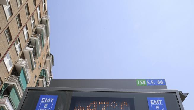 Detalle de un termómetro en una marquesina en Madrid, este lunes.