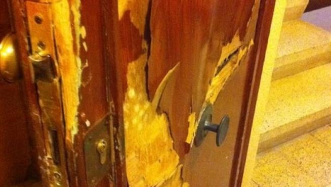 Así quedó la puerta de una casa desvalijada en Zaragoza