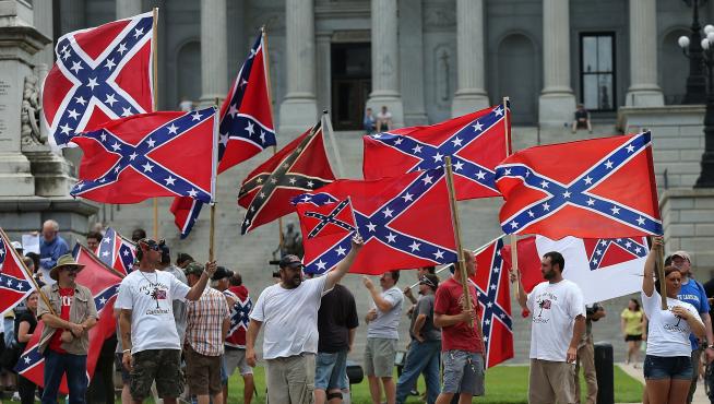 Varios protestantes a favor de la bandera confederada en Carolina del Sur.