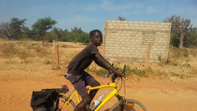 Un chico va en bici en la zona de Palmarin en Senegal.