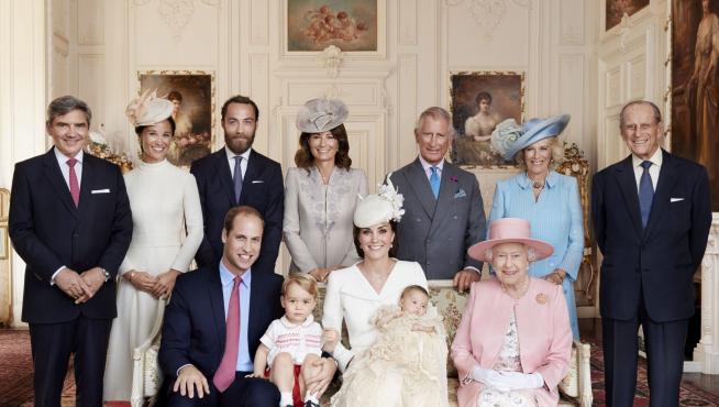 La familia real británica, sonriente y relajada en el bautizo de la princesa  Carlota | Noticias de Sociedad en 