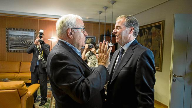 El presidente saliente, José Ángel Biel, con su sustituto, Antonio Cosculluela, el pasado jueves. j.