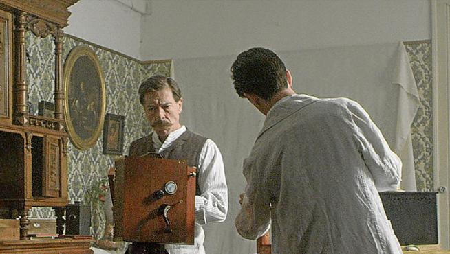 El actor Ramón Langa maneja una cámara en su papel de Chomón.