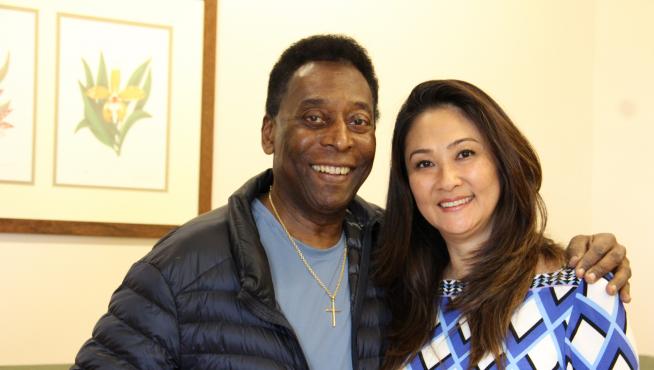 Pelé posa junto a su novia Marcia Aoke tras ser dado de alta del hospital en Sao Paulo.