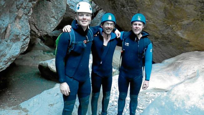Los turoperadores británicos, durante un descenso en un barranco de Guara.
