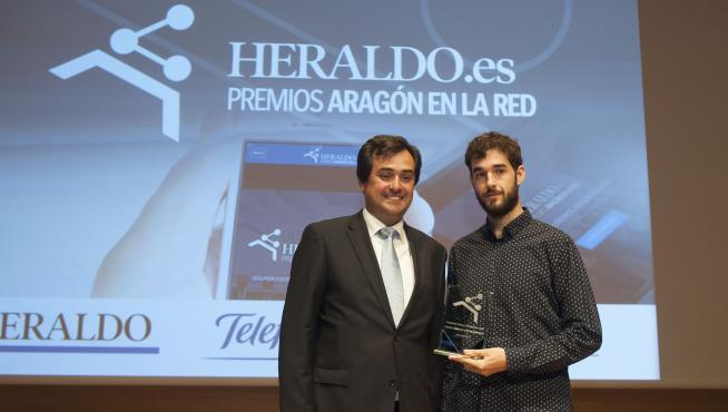 Alberto Portolés, socio y desarrollador de Numéricco, recibió  el premio de manos de Ricardo Mur, presidente de Hiberus.