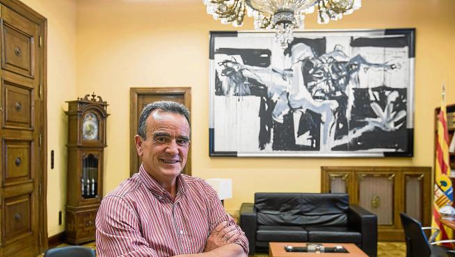 El socialista Juan Antonio Sánchez Quero, ayer, en su nuevo despacho como presidente de la Diputación de Zaragoza.