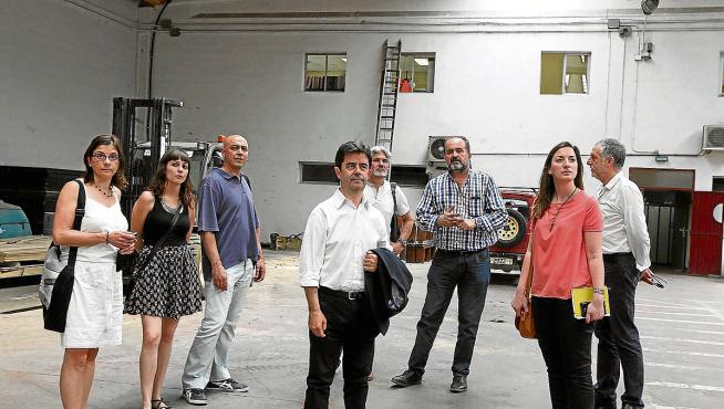 El alcalde de Huesca, Luis Felipe, en el centro, con concejales y técnicos en las naves municipales.