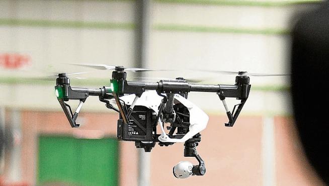 Un dron multirrotor sobrevuela la Feria de Zaragoza.