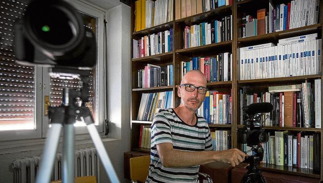 Pablo Lozano, ayer, preparando la grabación de una de las entrevistas del documental sobre el bucardo.