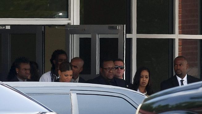 Bobby Brown a su llegada al funeral de su hija.
