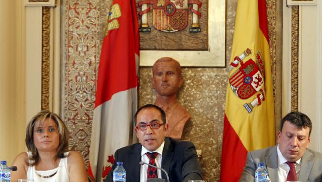 El presidente de la Diputación provincial de Soria, Luis Rey, junto a los vicepresidentes, en un pleno