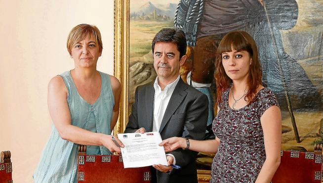 Pilar Novales (Cambiar), Luis Felipe (PSOE) y Mary Romero (ASP) con el documento firmado ayer.
