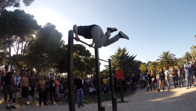 Una exhibición de 'street workout' en el Parque Grande José Antonio Labordeta de Zaragoza.