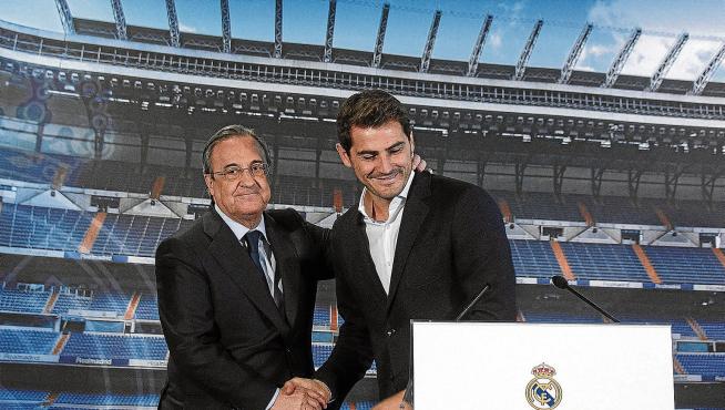 El presidente del Real Madrid, Florentino Pérez, y el portero Iker Casillas, ayer en el antepalco del Santiago Bernabéu.