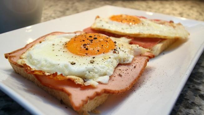 Un desayuno rico en proteínas previene el aumento de peso en adolescentes con sobrepeso