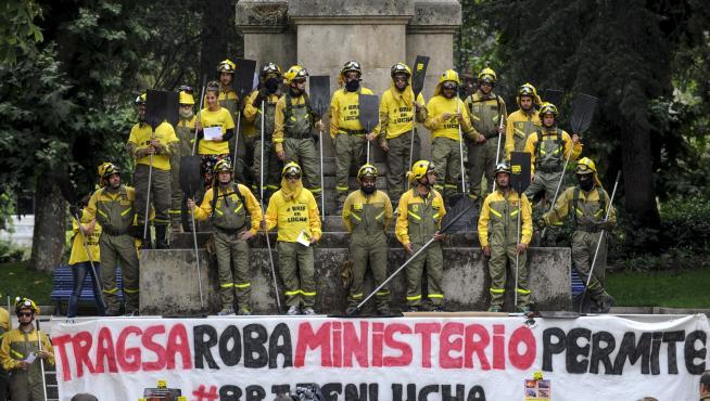 Trabajadores de la Brigada de Refuerzo de Incendios Forestales de Laza (Galicia) se manifestaron el pasado martes para exigir mejoras laborales.