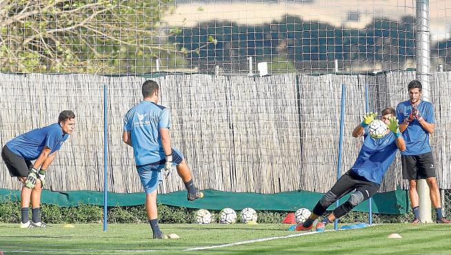 Adrián Mallén, entrenador de porteros, lanza un balón a Franco ante la mirada de los otros dos guardametas, Whalley y Zaparain.