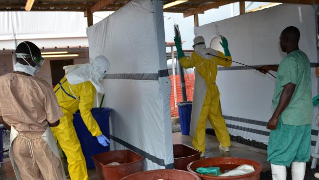 Trabajadores sanitarios en un centro de tratamiento de ébola en Conakry (Guinea).