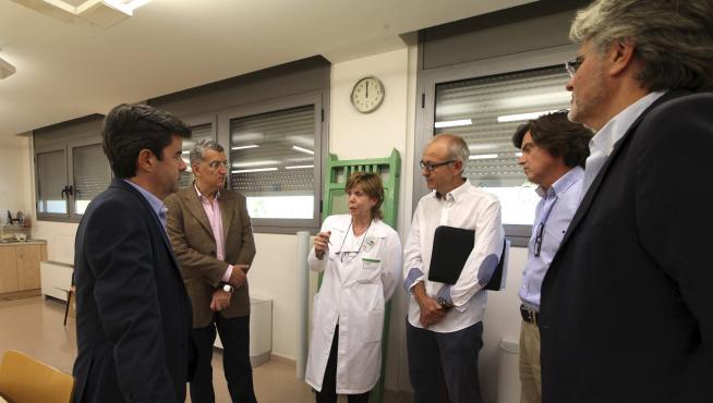 El consejero de Sanidad, Sebastián Celaya, ha visitado el hospital psiquiátrico de medias estancias Santo Cristo de los Milagros de Huesca.