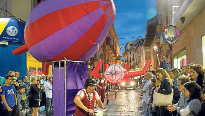 La cabalgata llenó de color las calles de Calatayud este viernes.