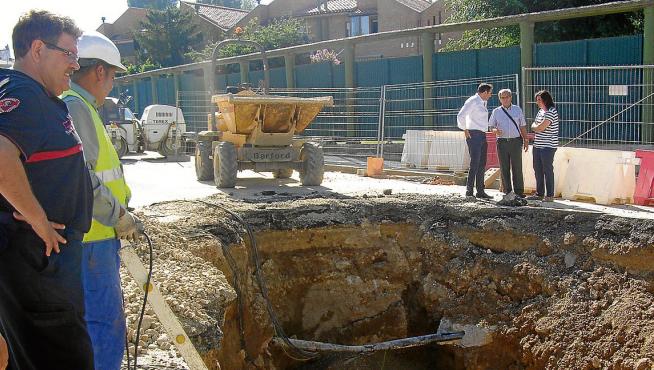 El teniente de alcalde, la arquitecta municipal y técnicos de la DPZ, junto a la zanja en la N-122.