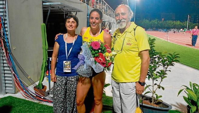 Laura Ginés, en el centro, junto a sus entrenadores, Esther Lahoz y Pedro Pablo Fernández.