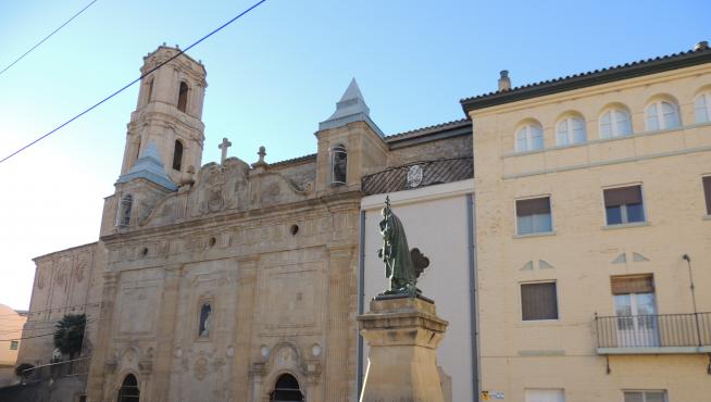 Estatua de San José de Calasanz delante del santuario del santo, en su pueblo natal, Peralta de la Sal, en Huesca.