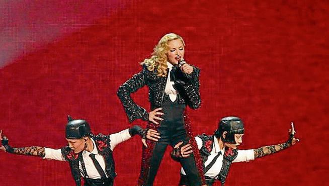 Madonna, torera en la presentación de 'Living for love'.