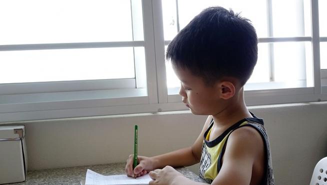 Un niño haciendo los deberes.
