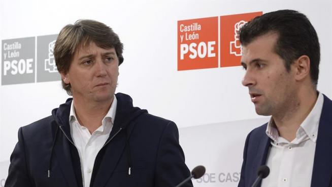 El secretario general del PSOE de Castilla y León, Luis Tudanca (d), junto al alcalde de Soria, Carlos Martínez (i).