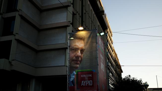 Los griegos votan entre el hartazgo y la decepción