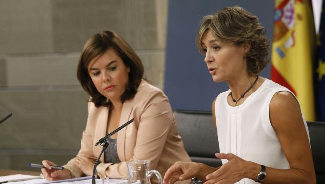 Soraya Sáenz de Santamaría e Isabel García Tejerina durante la rueda de prensa para informar sobre ayuda económica a las productoras lácteas.