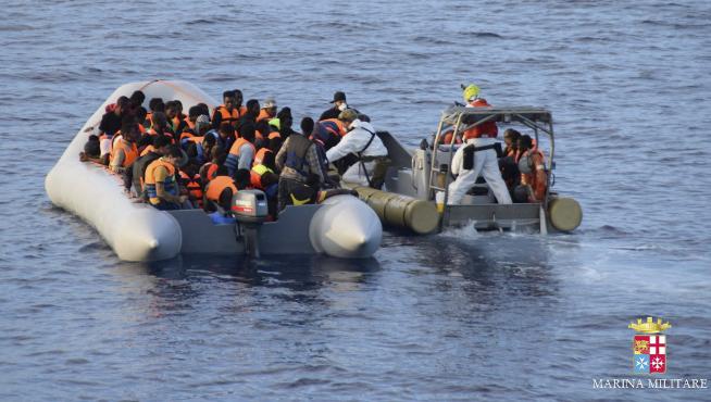 Rescatadas más de 800 personas que navegaban a la deriva en el mar Mediterráneo