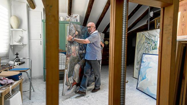 Salavera, en su estudio, con uno de los cuadros que exhibirá en la retrospectiva que llevará a la Lonja para el Pilar.