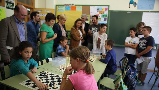 Visita de Mayte Pérez y César Bona al colegio de Alpartir.