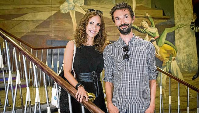 Paula Ortiz y Álex Lafuente, ayer, en la escalinata de los cines Palafox de la capital aragonesa.